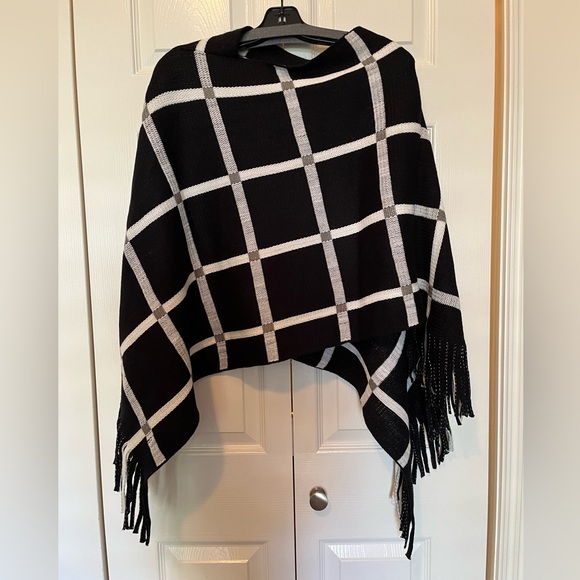 Crosstree Lane black and white shawl. - Picture 5 of 6
